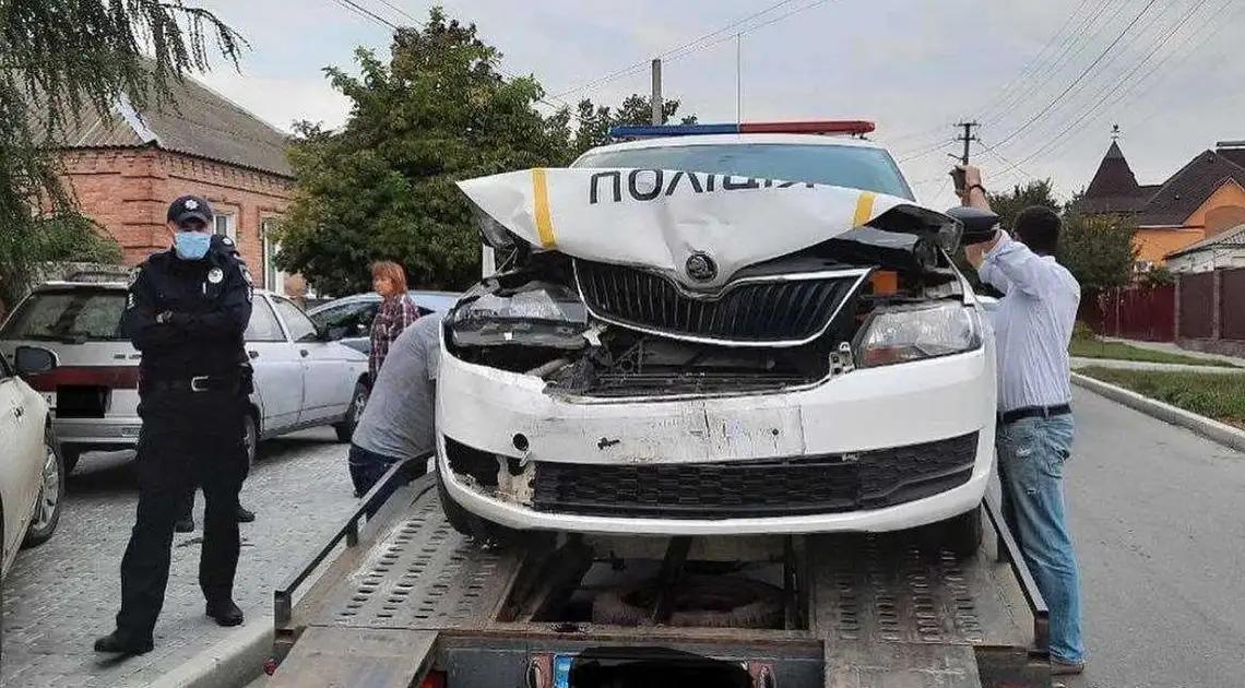 У Кропивницькому автомобіль патрульної поліції в’їхав у припаркований Ssang Yong фото 1