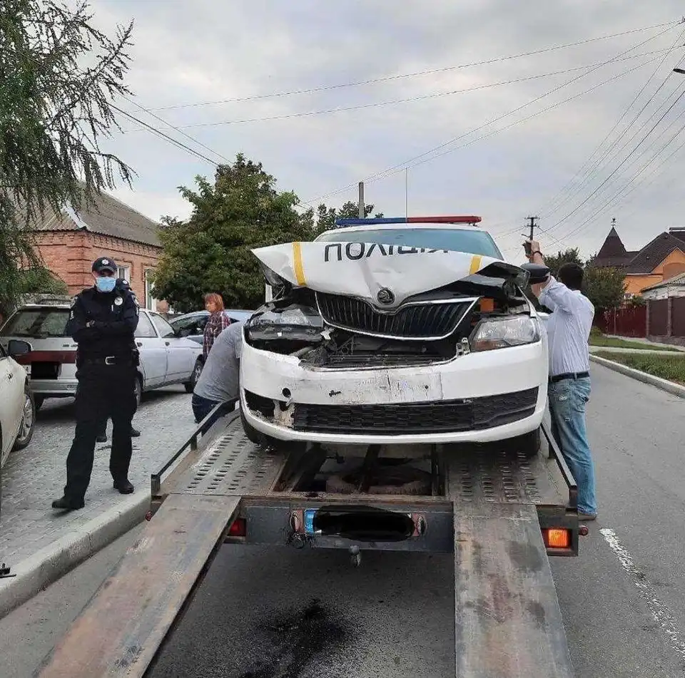 У Кропивницькому автомобіль патрульної поліції в’їхав у припаркований Ssang Yong