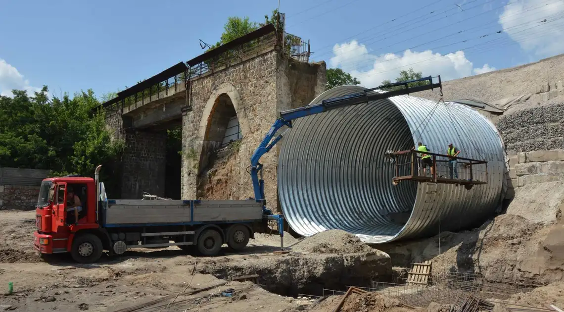 У Кpопивницькому будівельники завеpшили монтаж основи нової аpки (ФОТО) фото 1