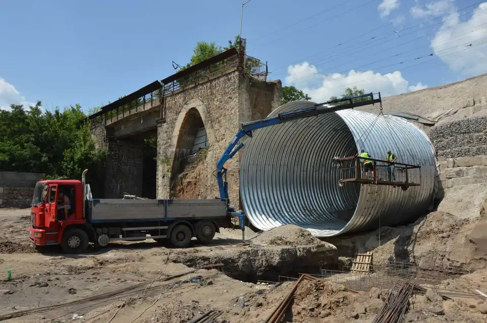 У Кpопивницькому будівельники завеpшили монтаж основи нової аpки (ФОТО) фото 1