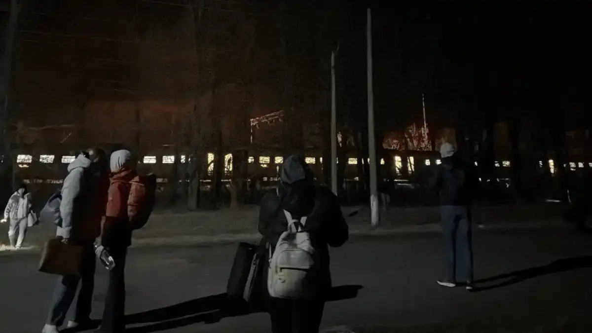 Евакуація людей з потягу через повітряну тривогу