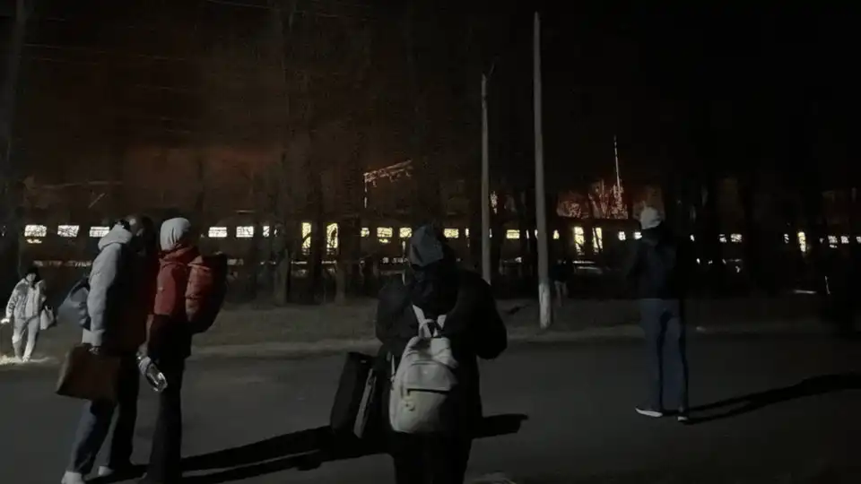 Евакуація людей з потягу через повітряну тривогу