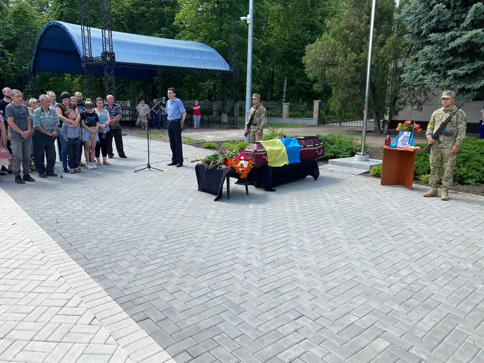 В громаді на Кіровоградщині попрощались із загиблим захисником: без батька залишились троє дітей (ФОТО)