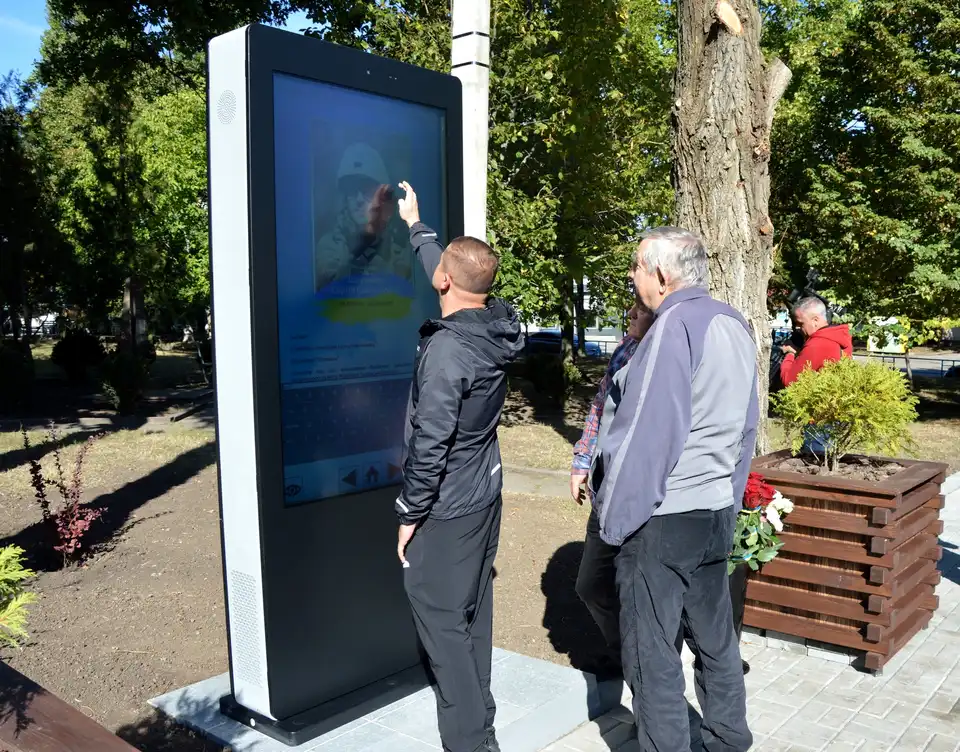інформаційний екран з портретами загиблих військових запрацював у селищі Нове в Кропивницькому