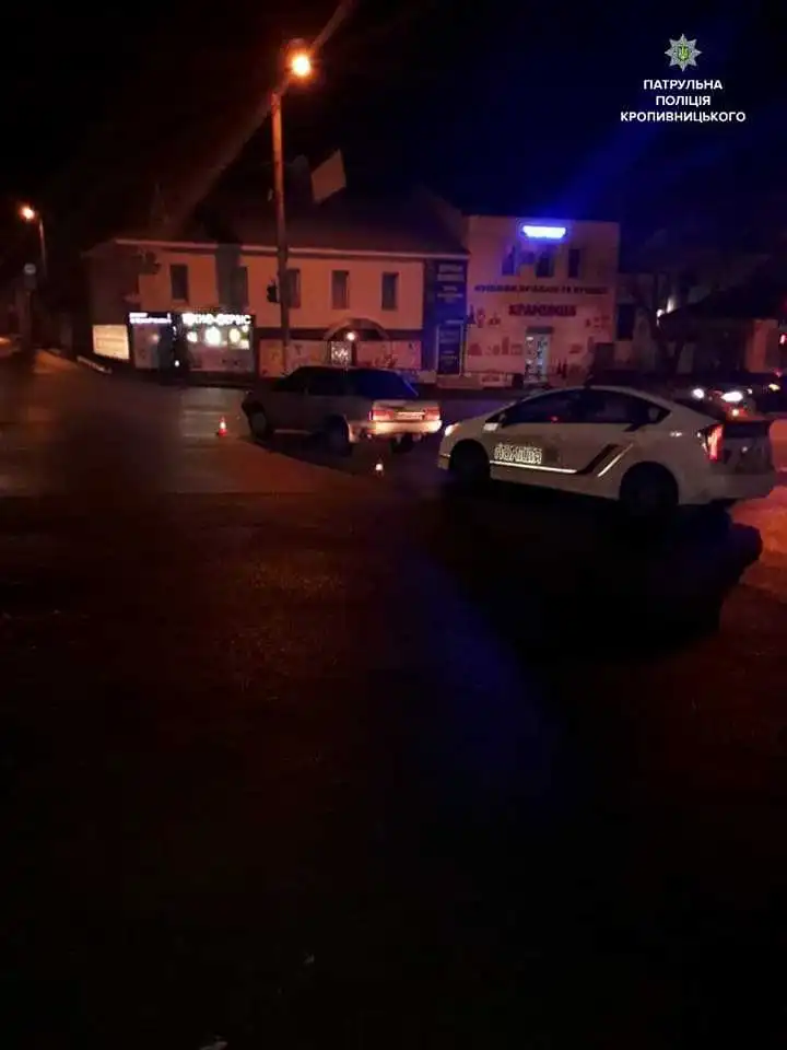 П’яна жінка у Кропивницькому припаркувалася посеред жвавого перехрестя та била поліцейських (ФОТО)