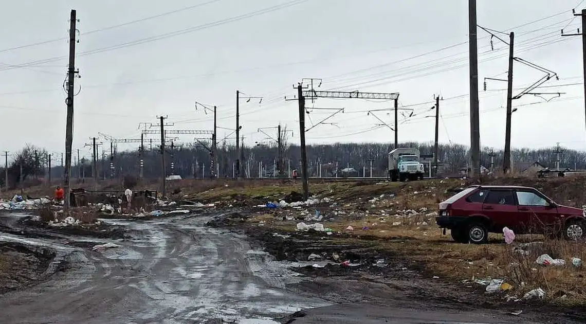 Мешканці одного з мікрорайонів Кропивницького не один десяток років скаржаться на стихійне сміттєзвалище фото 1