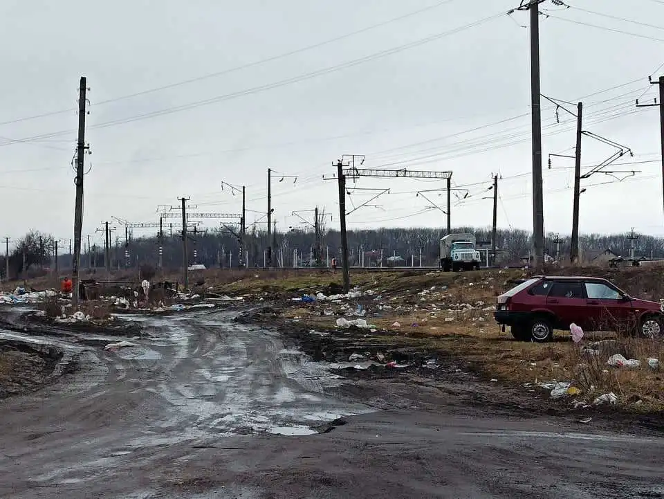 Мешканці одного з мікрорайонів Кропивницького не один десяток років скаржаться на стихійне сміттєзвалище фото 1