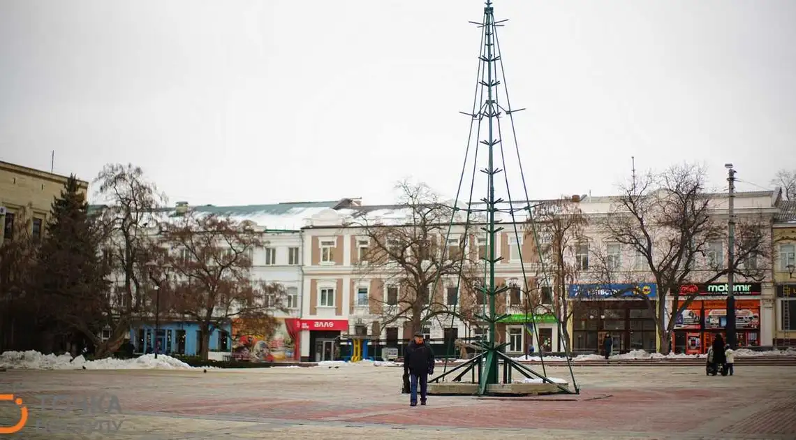 У Кропивницькому почали встановлювати головну новорічну ялинку області (ФОТО) фото 1