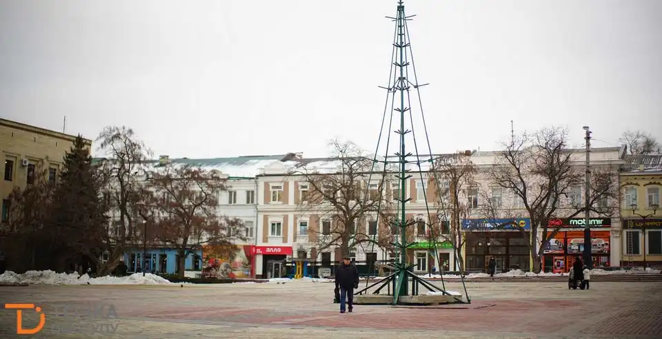 У Кропивницькому почали встановлювати головну новорічну ялинку області (ФОТО)