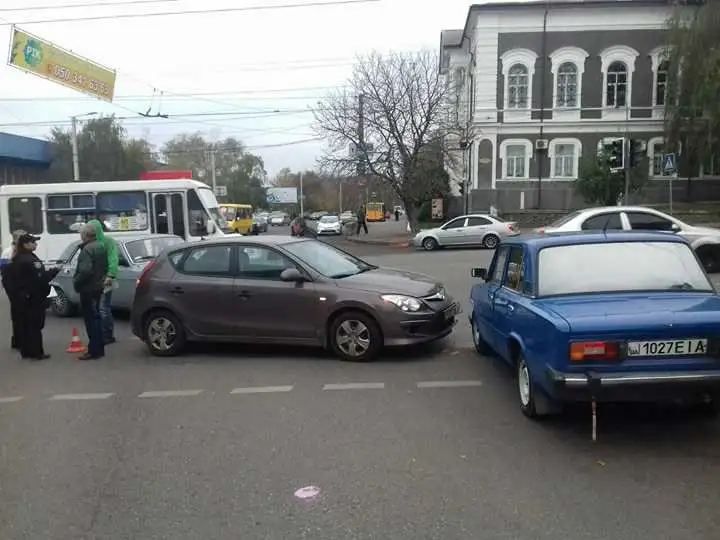 У центрі Кропивницького побилися три автівки, підозрюють світлофор (ФОТО) фото 1