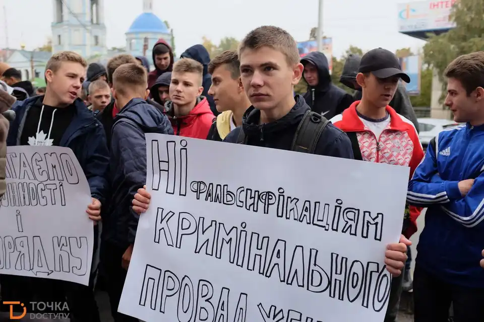 У Кропивницькому біля суду відбувається акція на підтримку підозрюваного в замаху на вбивство (ФОТО)