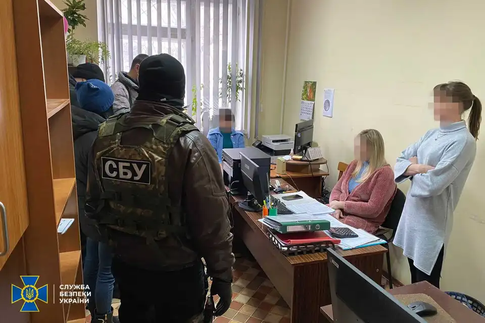 На Кіровоградщині СБУ викрила двох сімейних лікарів, які продавали фальшиві COVID-сертифікати