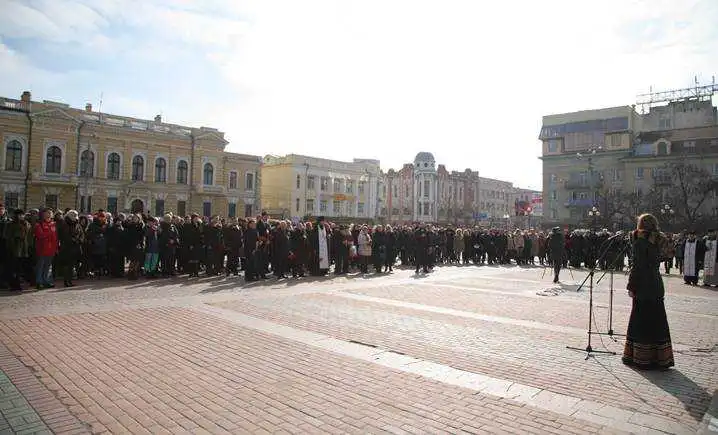 У Кіровограді поклали квіти у пам'ять про Героїв Небесної Сотні (ФОТО)
