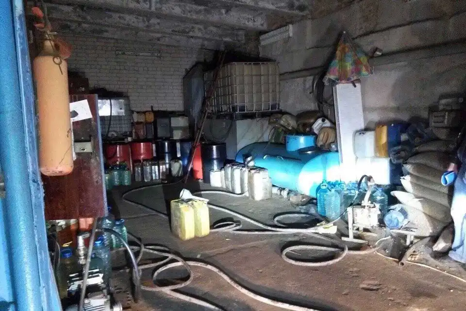 На Кіровоградщині підпільний завод у промислових обсягах «бодяжив» бензин для аграріїв фото 1