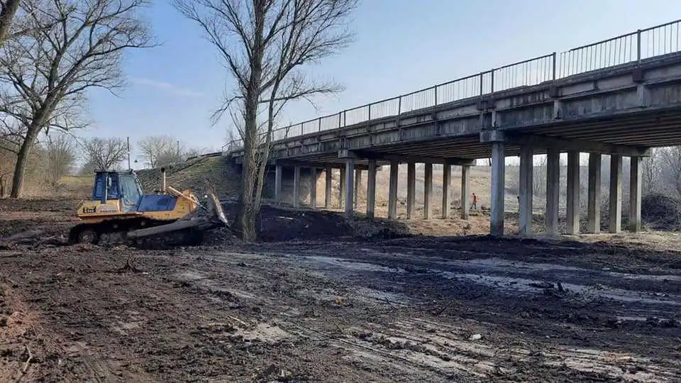 Кіровоградщина: на дорозі держзначення розпочали капітальний ремонт двох мостів (ФОТО)