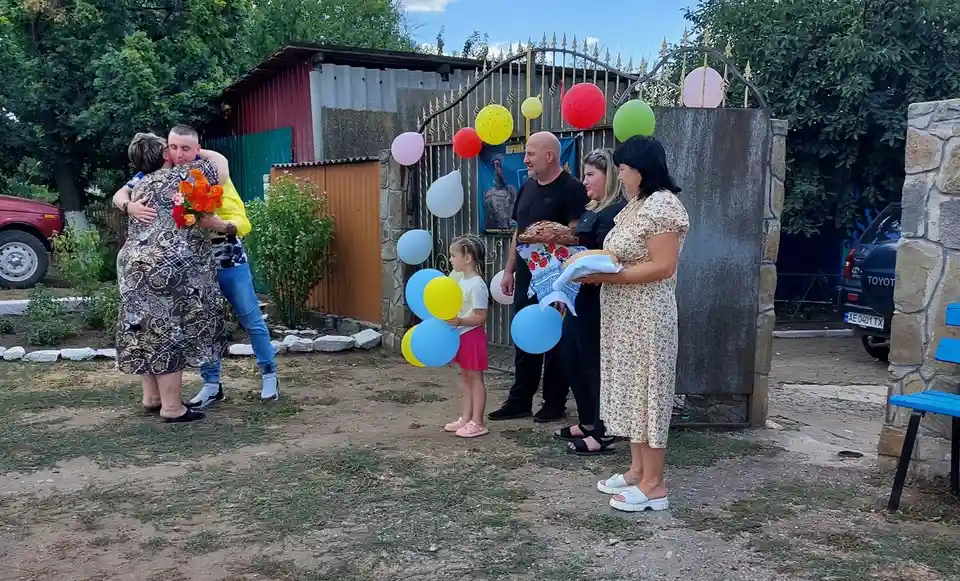 зустріли звільненого з полону військового