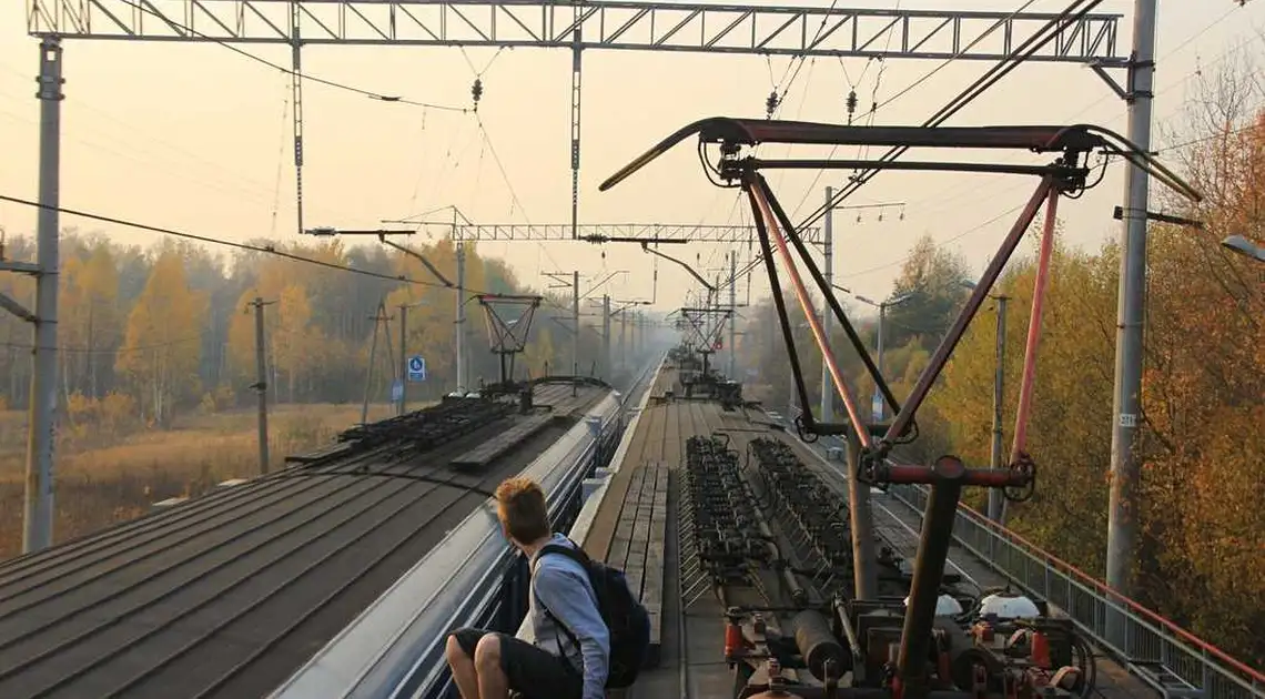 У Кpопивницькому медики pозповіли пpо стан підлітка, якого вдаpило стpумом на даху потяга (ВІДЕО) фото 1