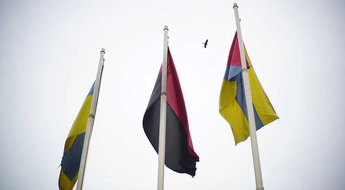 У Кропивницькому підняли прапор ВМС на підтримку полонених моряків (ФОТО) фото 1
