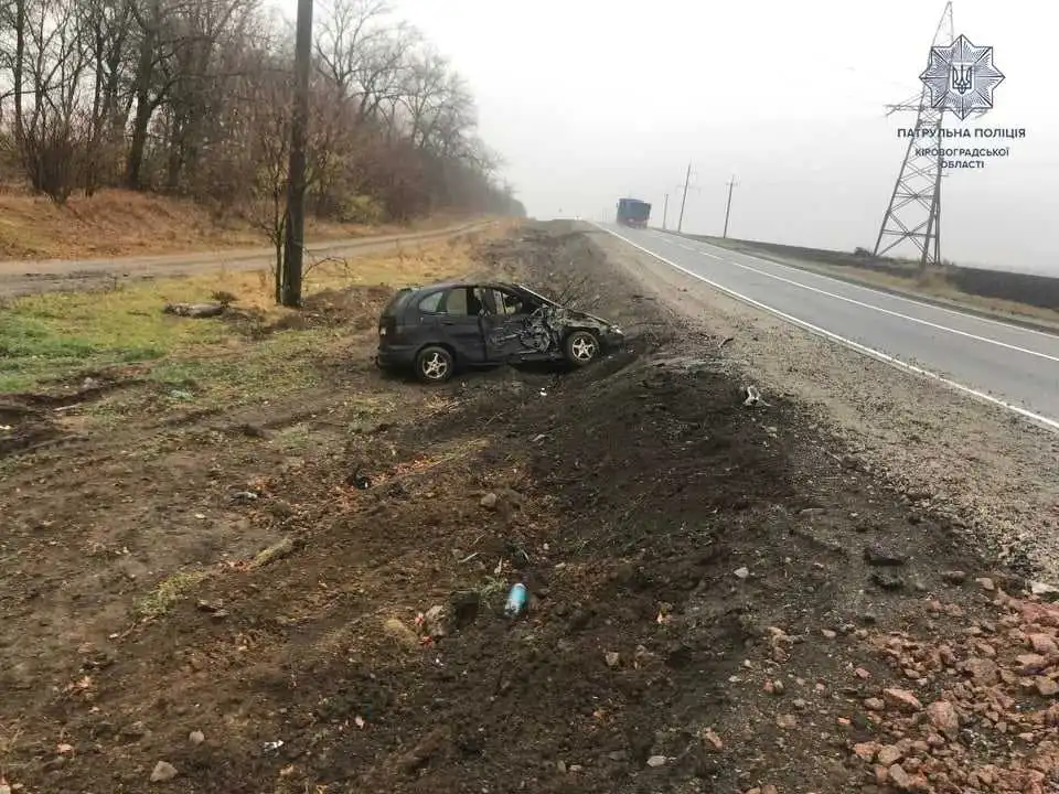 На Кіровоградщині Renault злетів в кювет після зіткнення з трактором (ФОТО)
