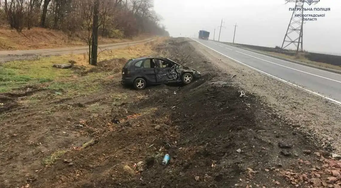 На Кіровоградщині Renault злетів в кювет після зіткнення з трактором (ФОТО) фото 1