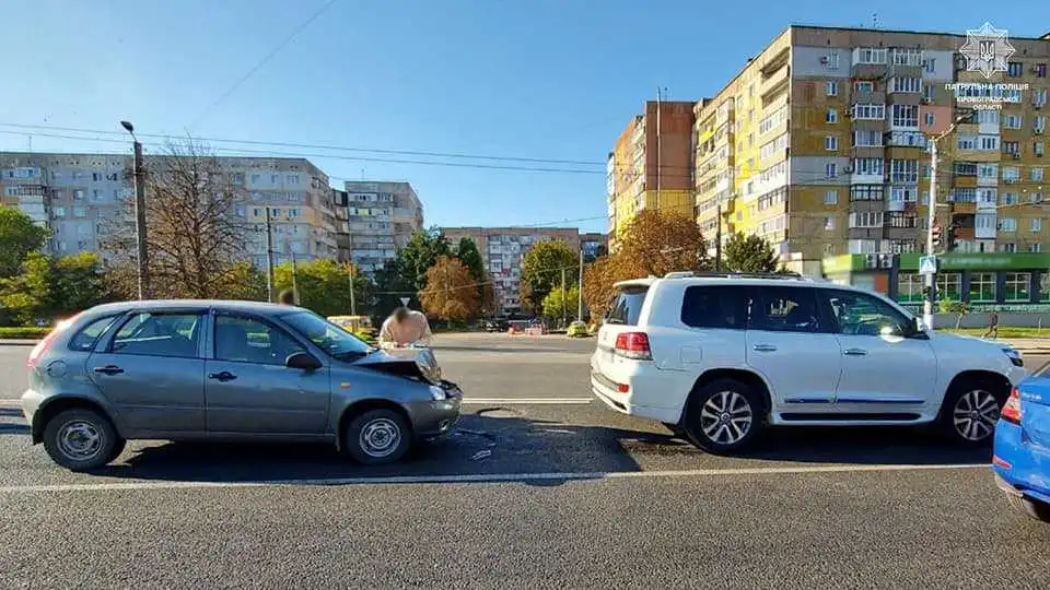У Кропивницькому на Вокзальній зіткнулися ВАЗ і Toyota (ФОТО)