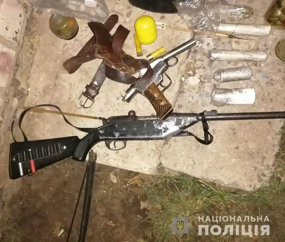 На Кіровоградщині у 42-річного чоловіка виявили арсенал саморобної зброї та вибухівки