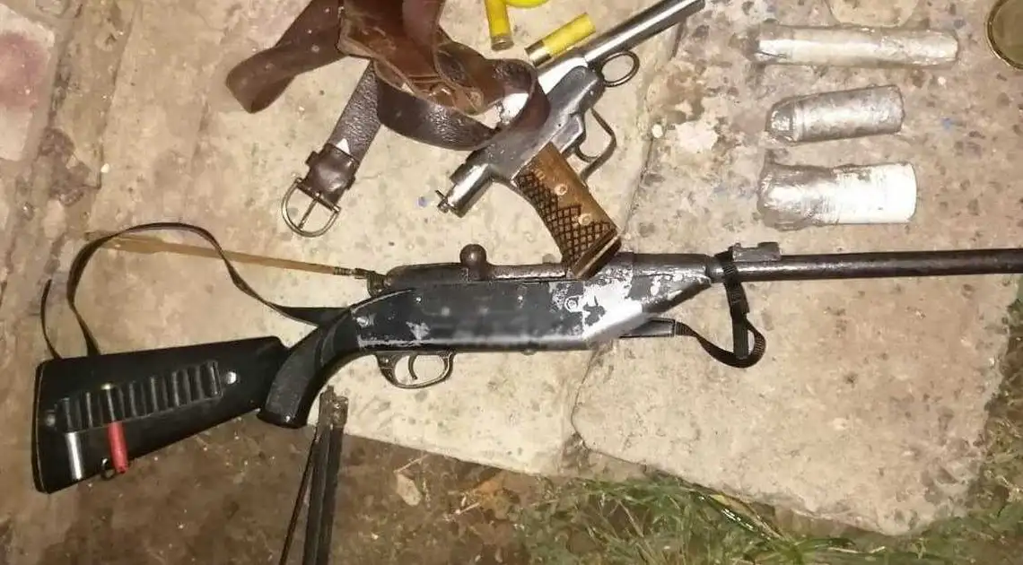 На Кіровоградщині у 42-річного чоловіка виявили арсенал саморобної зброї та вибухівки фото 1