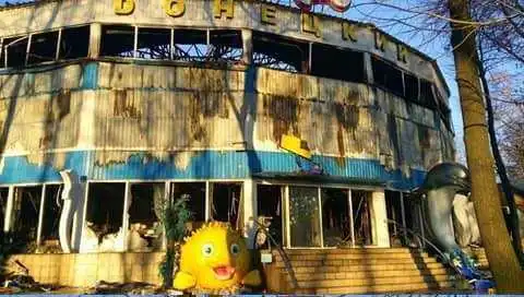 В окупованому Донецьку знищено вщент легендарний дельфінарій (ВІДЕО) фото 1