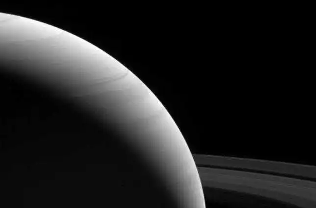 NASA продемонструвало, як виглядає світанок на Сатурні фото 1