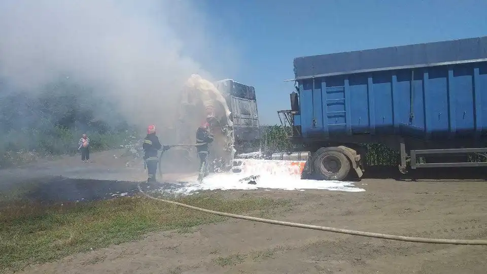 На Кіровоградщині посеред дороги горіла вантажівка (ФОТО)
