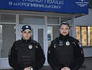 двоє патрульних з Кропивницького допомогли мамі з дитиною, якій стало зле