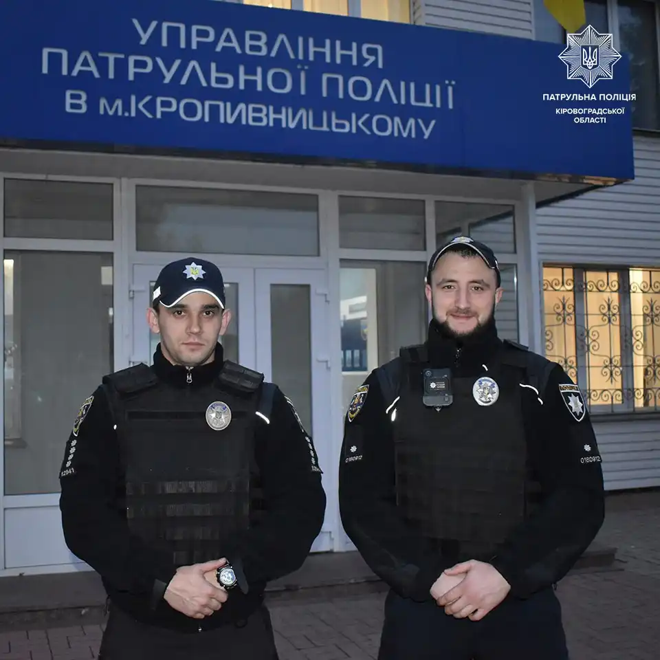 двоє патрульних з Кропивницького допомогли мамі з дитиною, якій стало зле