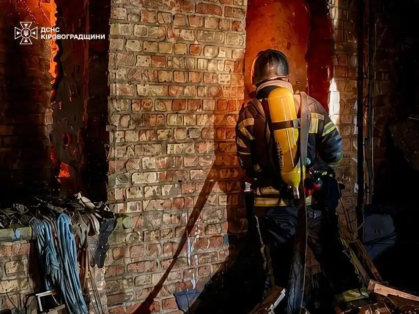 Рятувальники гасять пожежу будинку внаслідок обстрілу на Кіровоградщині