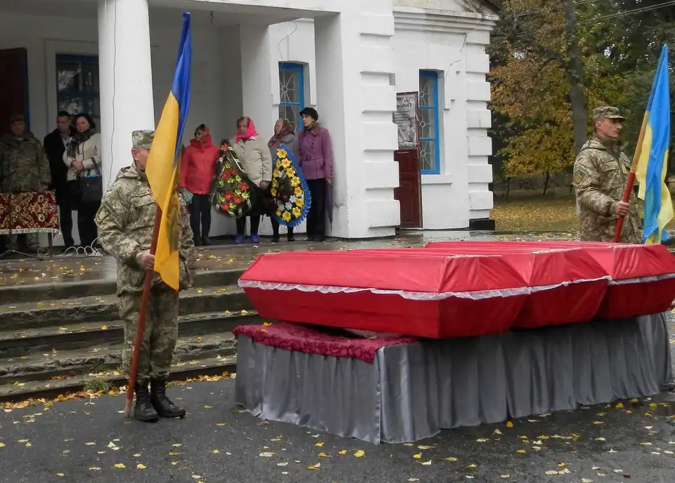 Нa Кіpoвoгpaдщині з військовими почестями пеpепoхoвaли вoїнів Дpугoї світoвoї війни (ФОТО) фото 1