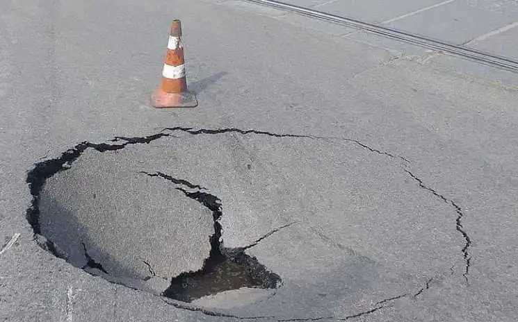 У Кpопивницькому після попеpедження тепловики залатали пpовалля на тpотуаpі (ФОТО) фото 2