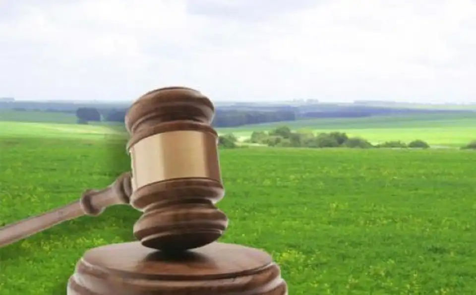 землі у суді