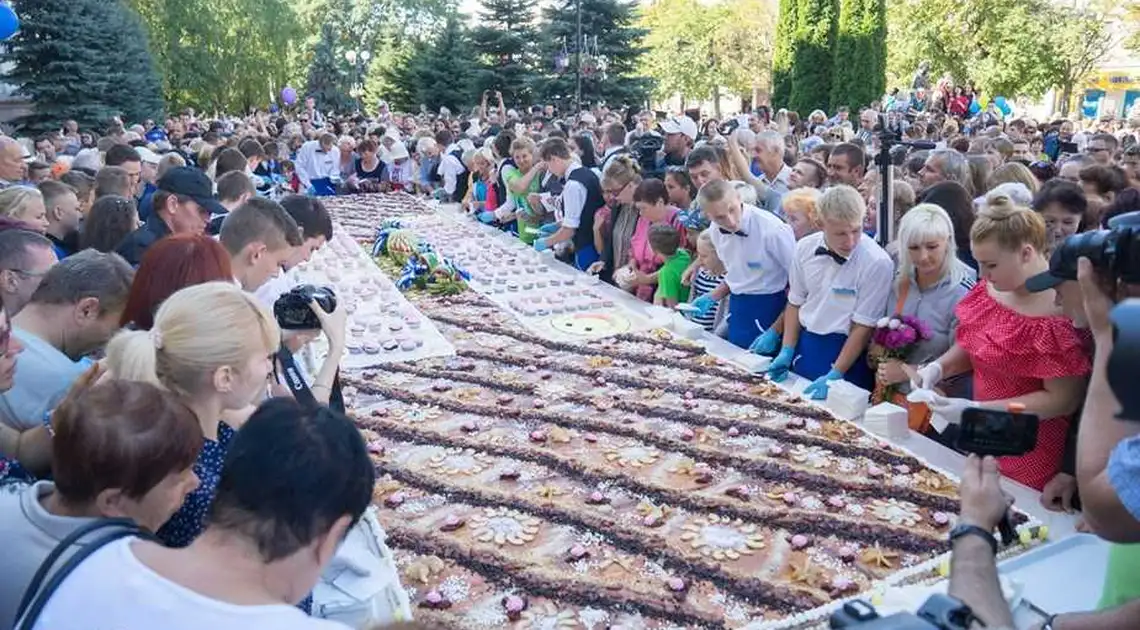 На День міста кропивничан пригощатимуть 264-кілограмовим вишневим пирогом фото 1