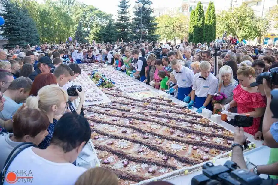 На День міста кропивничан пригощатимуть 264-кілограмовим вишневим пирогом