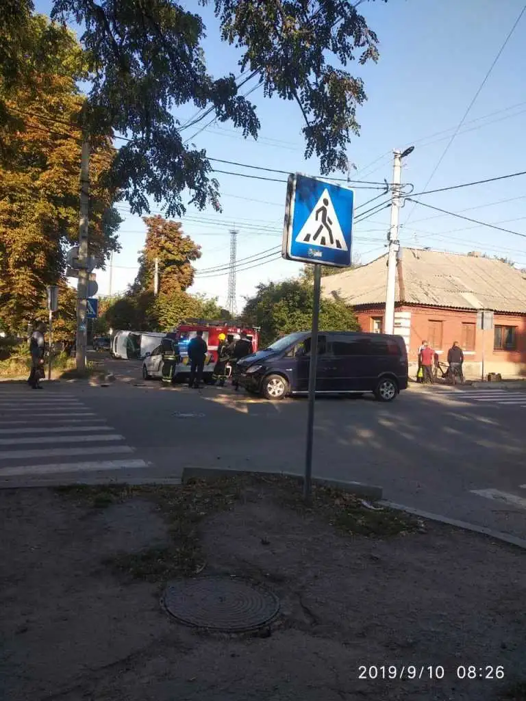 На Кіpовогpадщині сталася ДТП за участі мікpоавтобуса та мопеда (ФОТО) фото 1