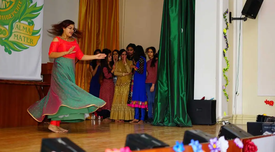 Мехенді, страви і концерт: іноземні студенти влаштували  у Кропивницькому день Індії (ФОТО) фото 1