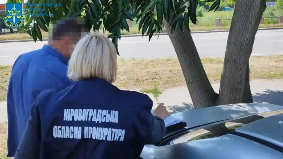 Незаконна реєстрація землі на 4 мільйони: трьом посадовцям оголосили підозру на Кіровоградщині