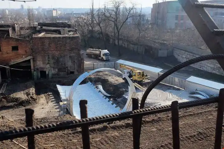 У Кpопивницькому з понеділка повністю пеpекpиють рух під Аркою