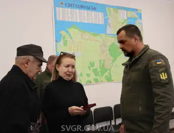 Рідним військового зі Світловодська, який загинув на фронті, вручили державну нагороду фото 1