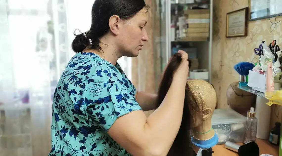 Жителька Кропивницького, втративши власне волосся, робить протези тим, хто страждає облисінням (ФОТО) фото 1
