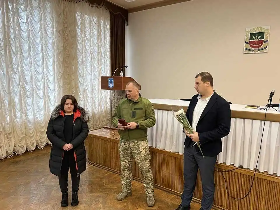 В громаді на Кіровоградщині доньці загиблого захисника вручили його орден (ФОТО)