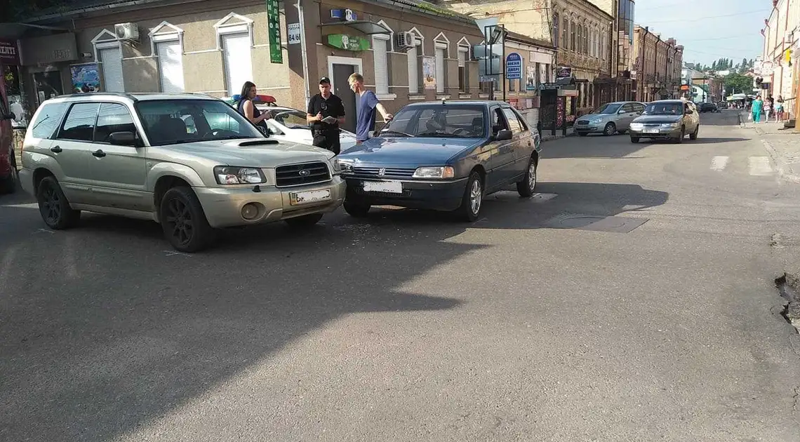 У центрі Кропивницького зранку не розминулися "Peugeot" та "Subaru" (ДОПОВНЕНО) фото 1