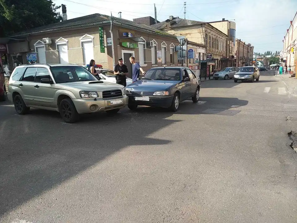 У центрі Кропивницького зранку не розминулися "Peugeot" та "Subaru" (ДОПОВНЕНО)