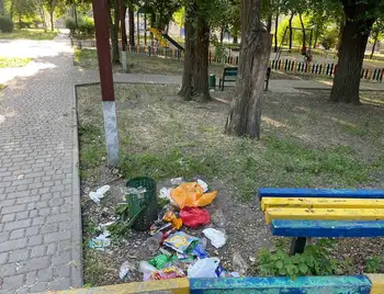 У Кропивницькому комунальники прибрали сміття у Покровському сквері (ФОТО) фото 1