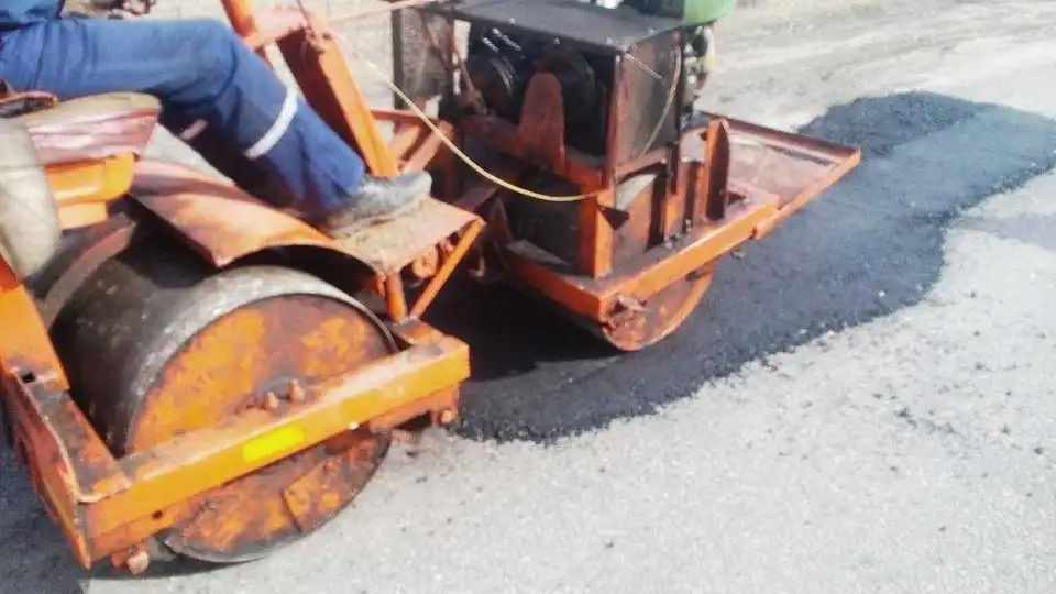 Деформовані дороги на Кіровоградщині ремонтують струменевим методом (ФОТО)