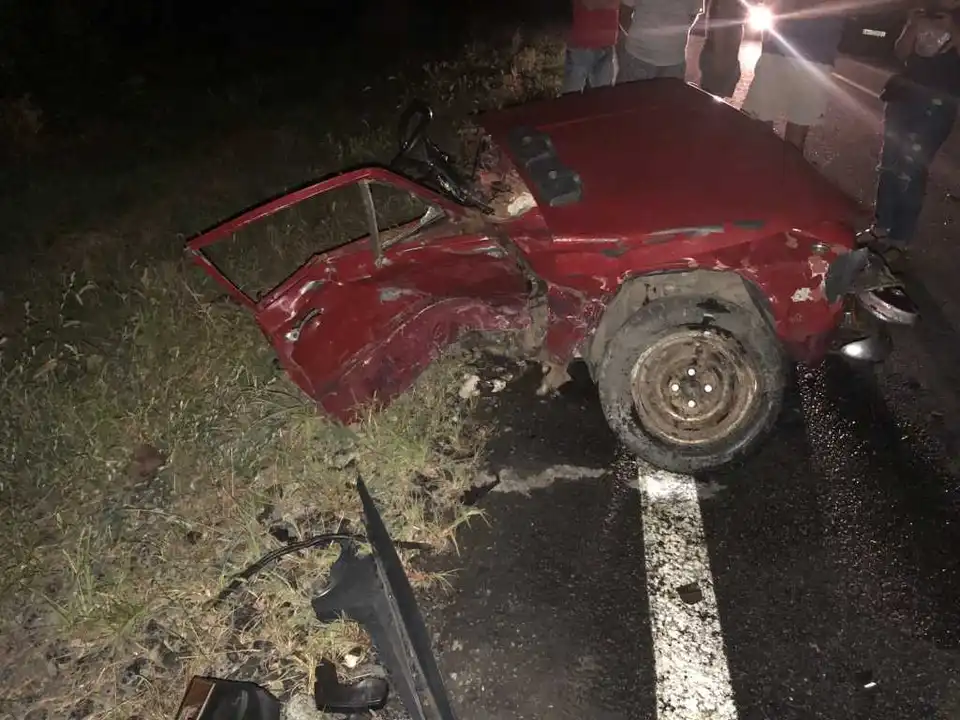 На Кіровоградщині під час потрійної ДТП автомобіль розірвало навпіл, є постраждалі (ФОТО)